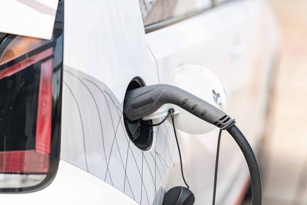 Comment fonctionne le système de recharge d'une voiture hybride électrique?